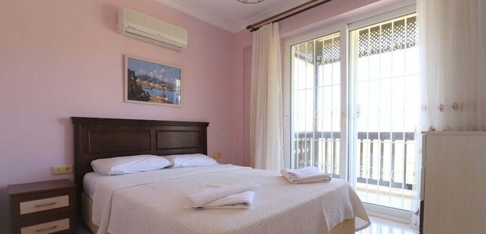 Villa RN4C by JoyLettings view 3