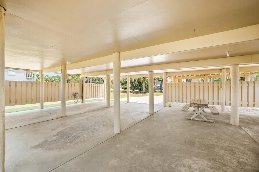 Coastal Charm With Canal Views - 419 Tarpon Blvd, Fripp Island