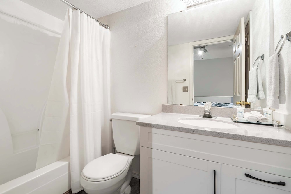 Warm Welcome Getaway Resort Stay for 6 With Amenities Near Downtown