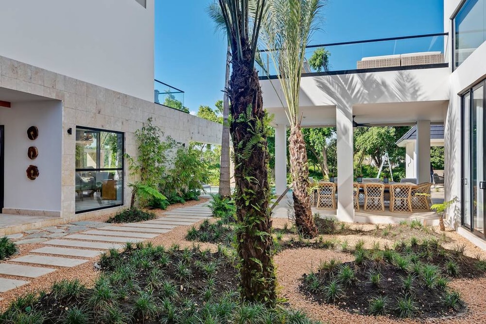 Contemporary 5 BR Luxury Golf Villa w Large Pool