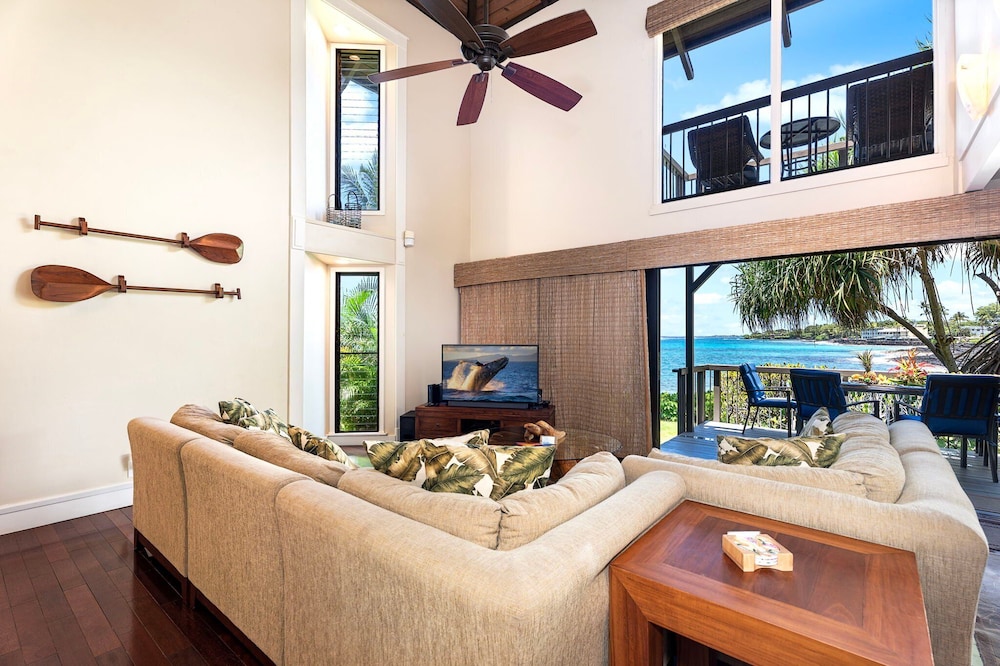 Beautiful Oceanfront - Air-conditioned - Sleeps 6 - Walk to Beach - Vrkcv