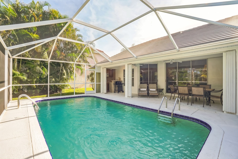 Relaxed Tropical Retreat 5 Miles To Beach 3 Bedroom Home