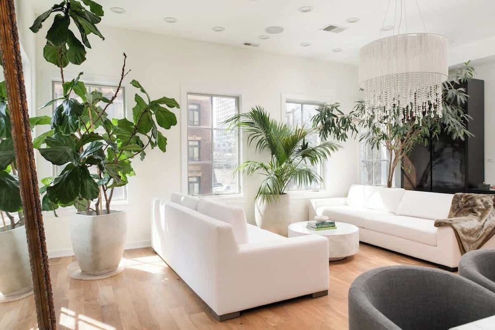 Luxury 4BD Gold Coast Penthouse With Deck Views