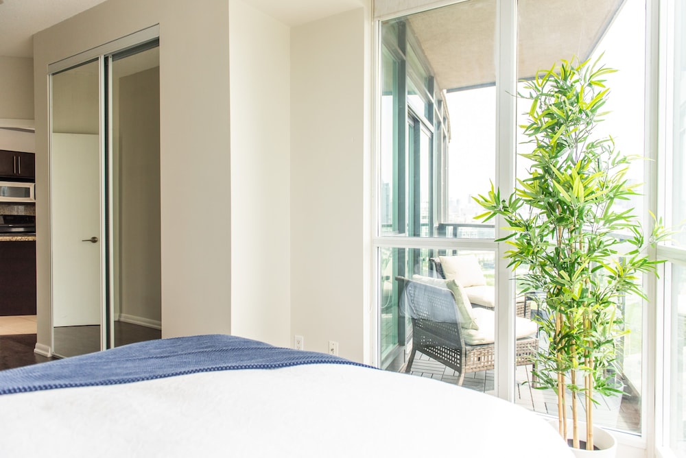 QuickStay CN Tower View Condo in Fort York - Image 3
