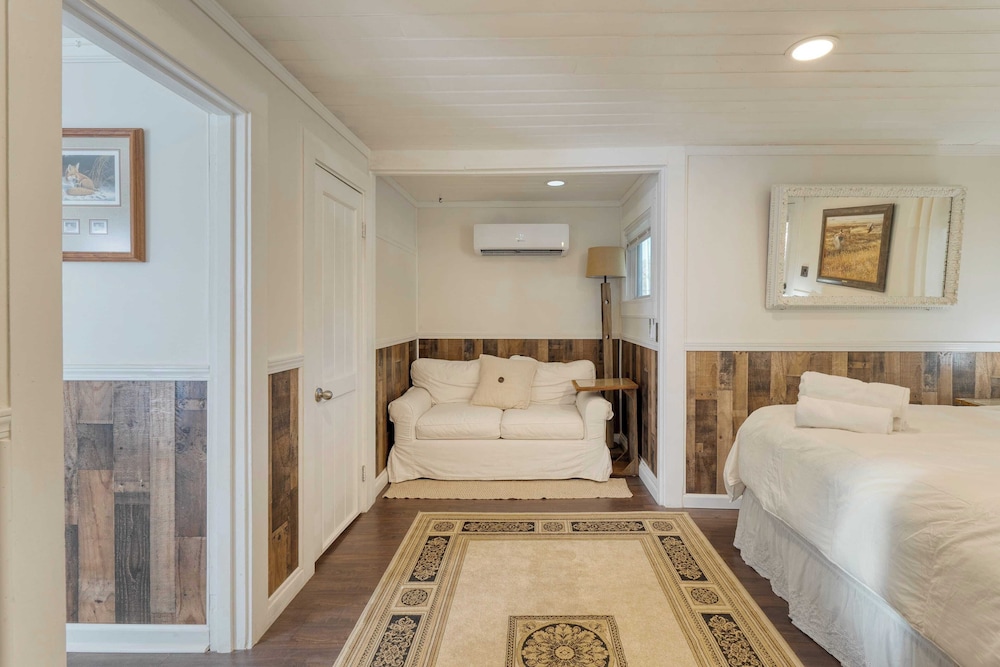 Creekside Haven by Avantstay Hot Tub, Fire Pit, Outdoor Dining Area Nestled Next to Creek