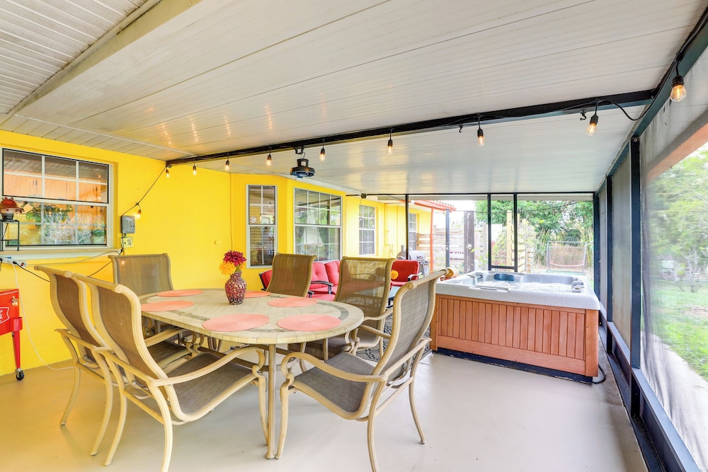 North Port Garden Home: Florida Room, Lanai!