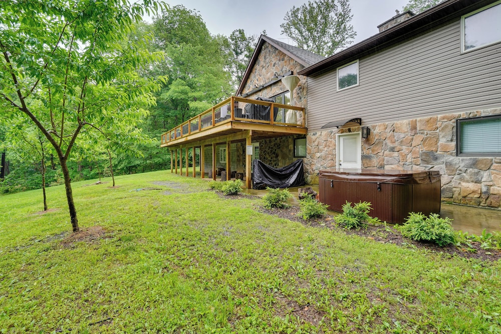 Hot Tub & Theater Room: Getaway in Falling Waters