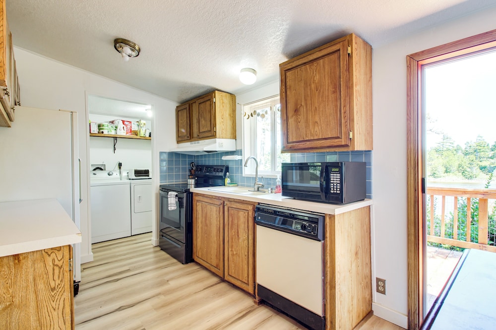 Quiet Lakefront Retreat < 2 Mi to Heceta Beach!