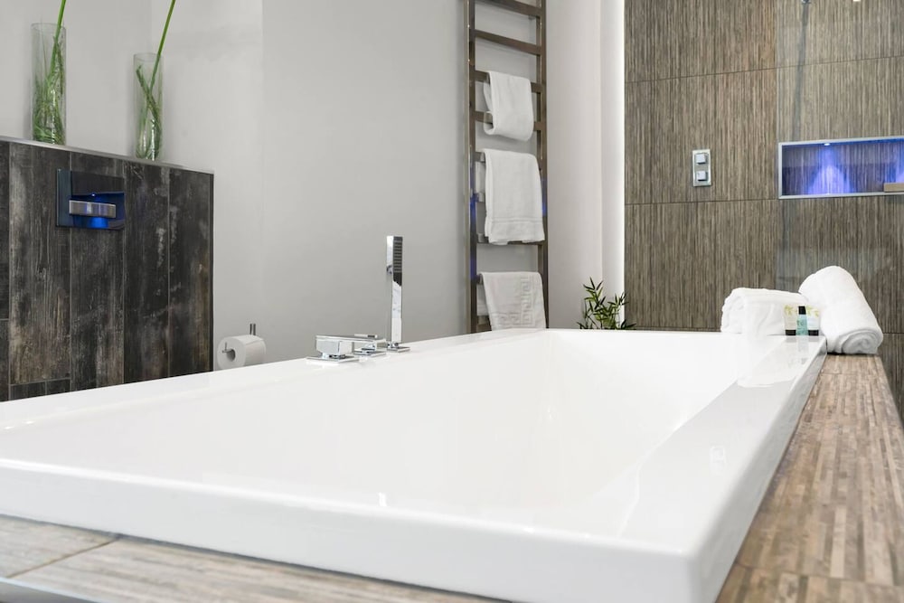 Chic Luxury - Central - Beach Access - Wind