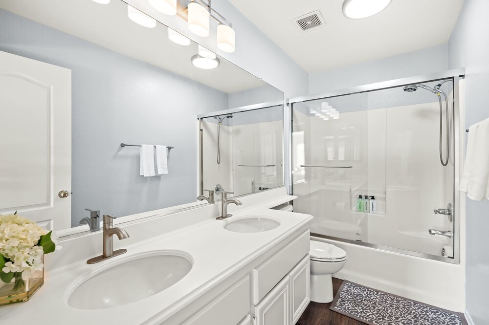 Bright Designer Home w Pool Near Everything