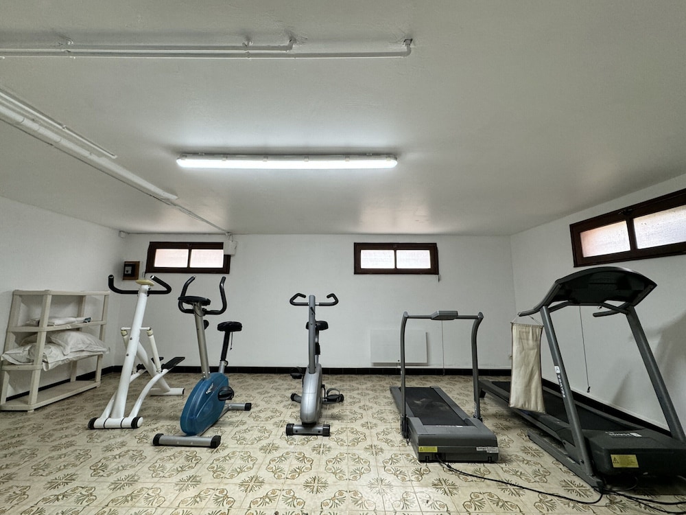Spacious Group Stay Near Le Mans Circuit