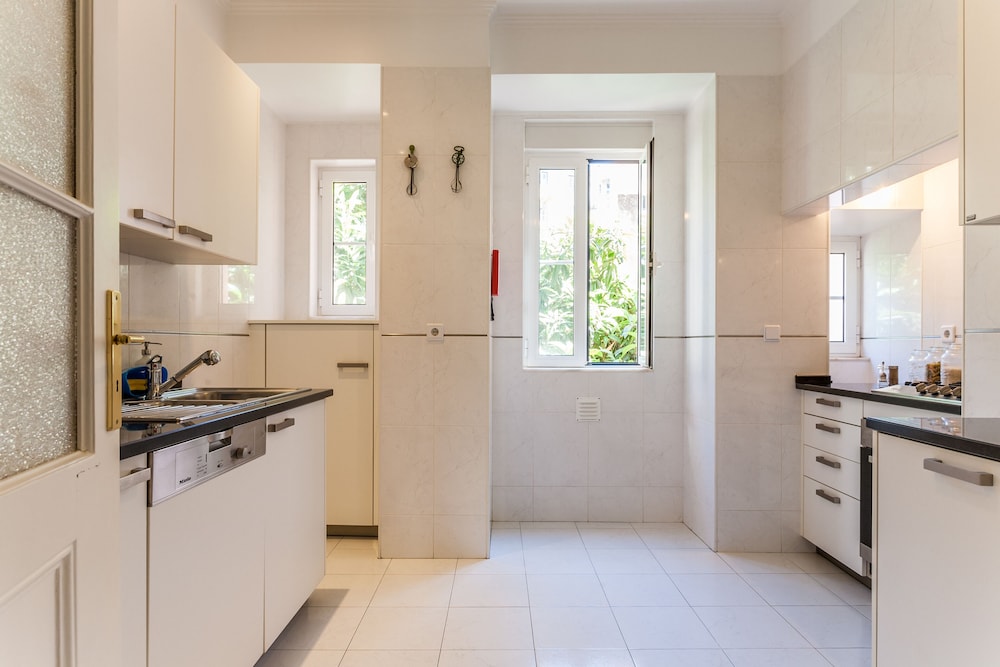 JOIVY Lovely 3BR Apt w/ workspace, nearby Botanical Garden of Lisbon