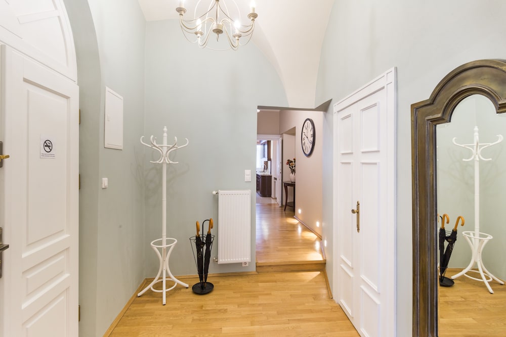 MR 3 Apartments