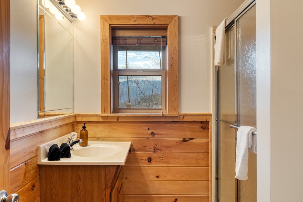 Chestnut by Avantstay Mountain Cabin w/ Treetop Views, Hot Tub & Game Room! view 2