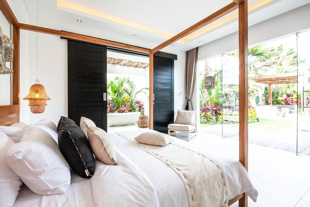 Contemporary 4BR Villa, 400m to Canggu Shore
