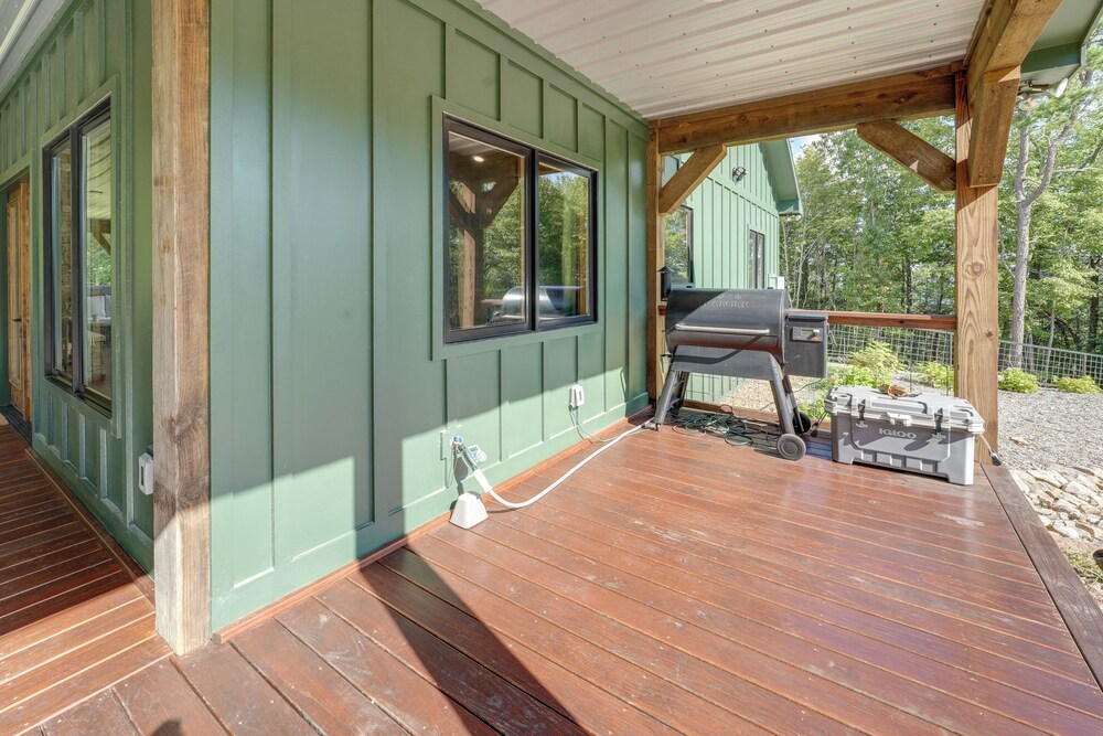 400 Acres on Lavender Mtn: Getaway w/ Hot Tub!