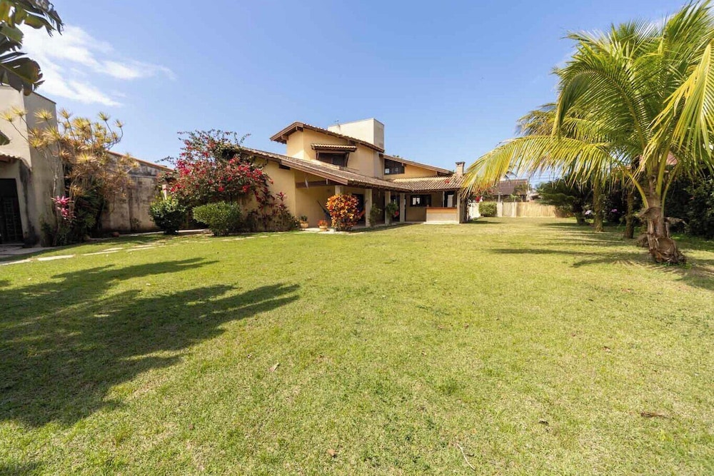 Casa com rea Gourmet e Quintal a 200 m da Praia