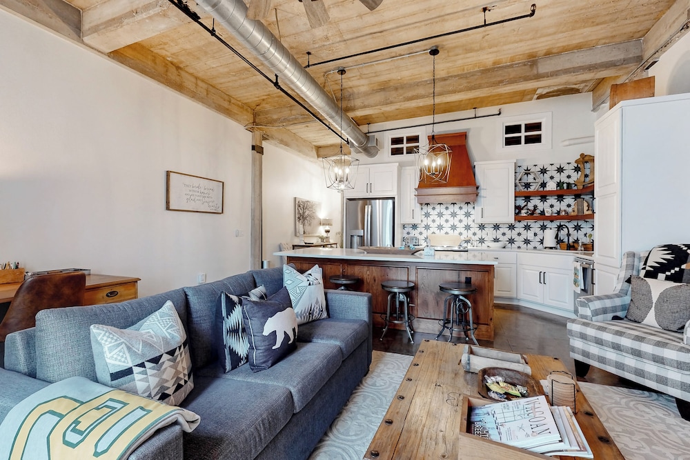 Luxe 1BR Downtown Loft in Historical Building