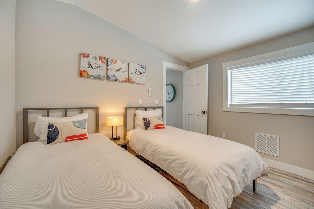 2 Blocks to Downton Chelan: Home w/ Hot Tub!