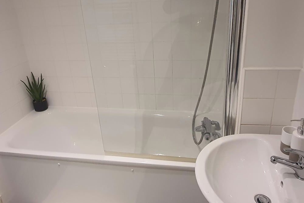 1 Bed Apartment Sleeps 2 With Wi-fi & Tv