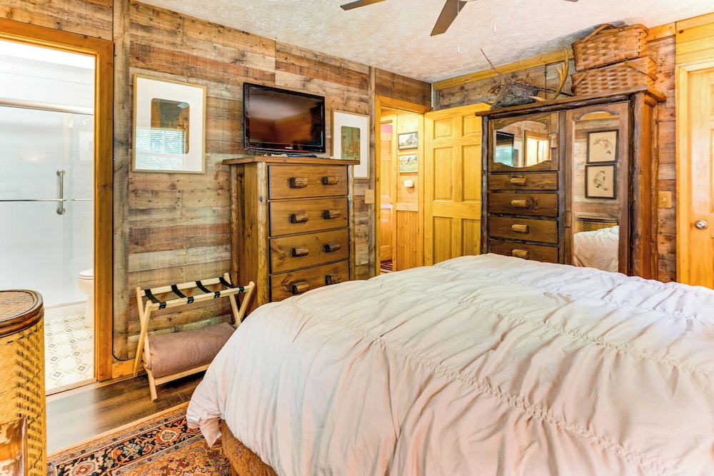 Screened Porch, Deck + Mtn Views: Andrews Retreat!