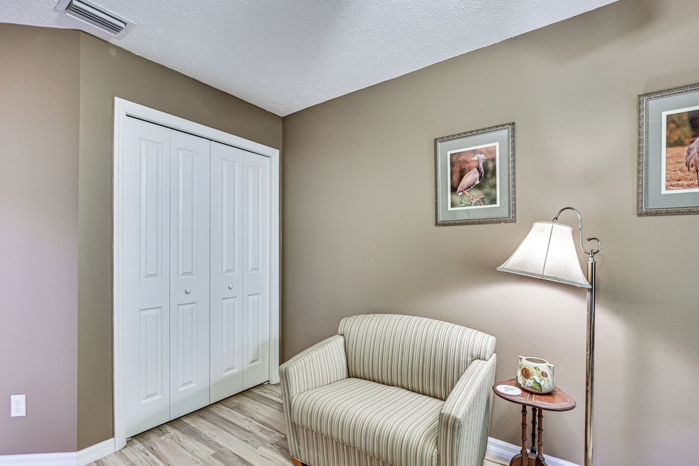Dog-friendly Home, Lake Henderson Across Street!