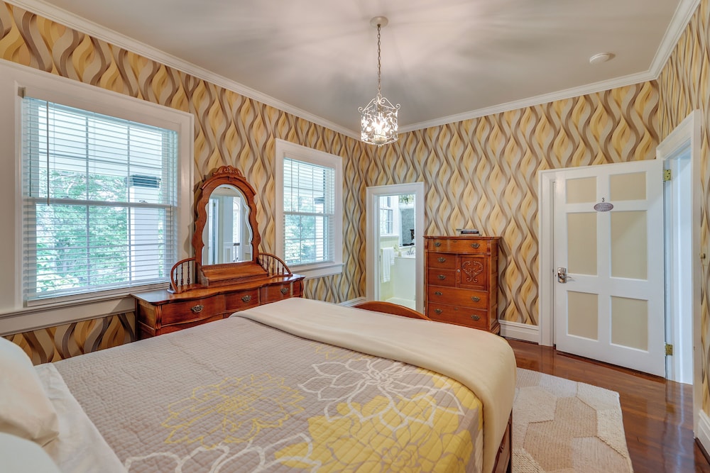Home on Sprawling Estate, 6 Mi to Dtwn Spartanburg
