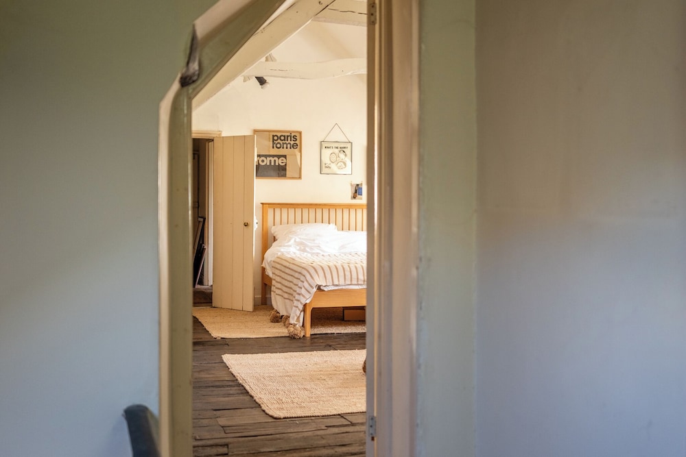 Stunning 8-Bedroom Home in Painswick