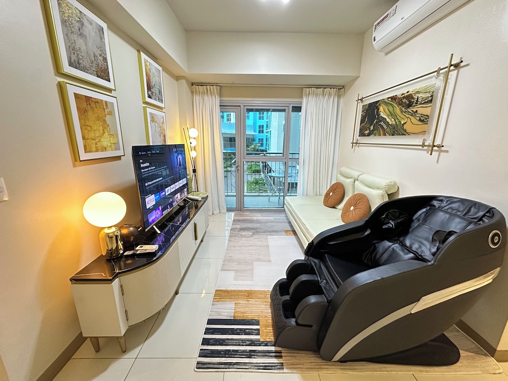 Luxury Penthouse & High-Floor Hotel near City of Dreams, Airport, Okada, and Solaire Casino