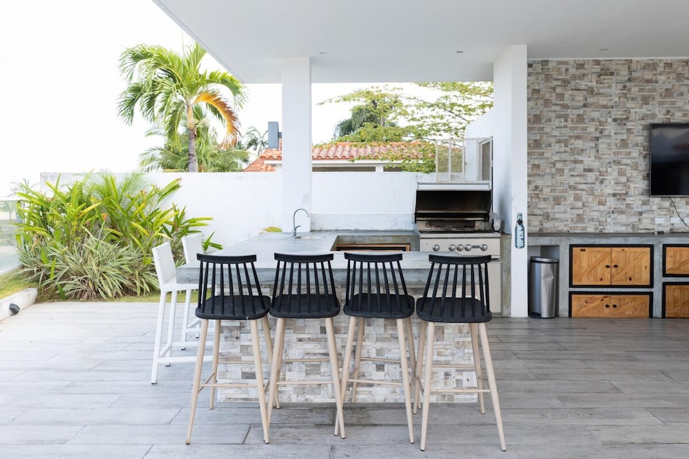 The Wow House by Acomodo