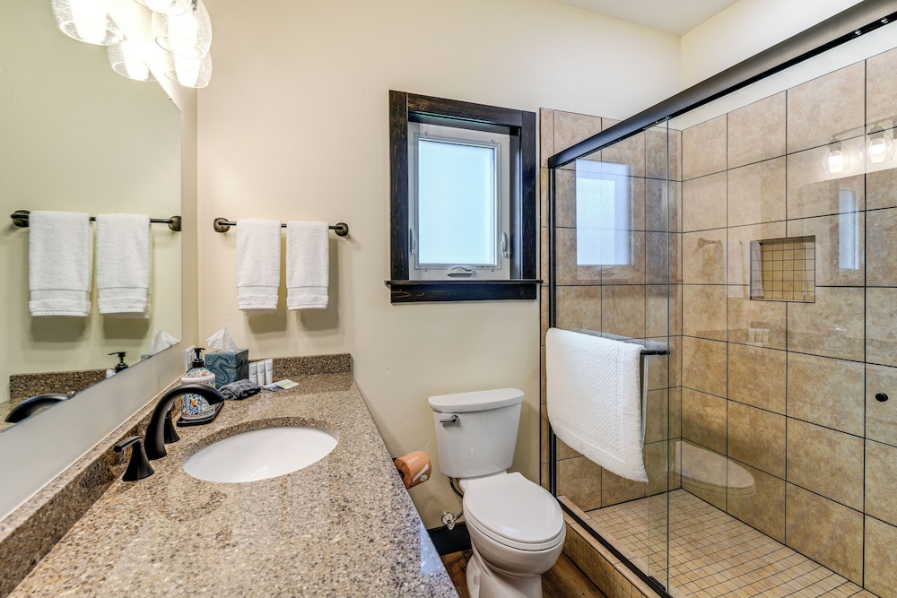 2 Mi to Dtwn Palmer: Custom Valley Home w/ Garage