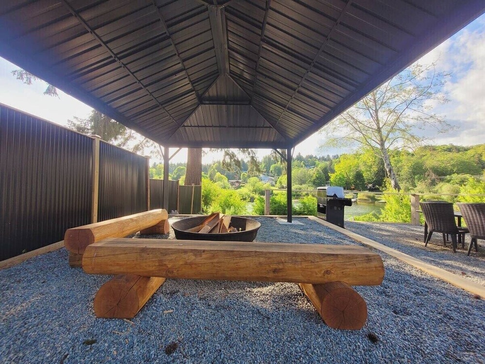 Riverside by Cowichan Lake Cottages