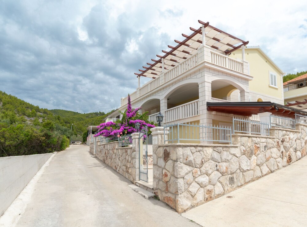 Modern Villa Near the Sea