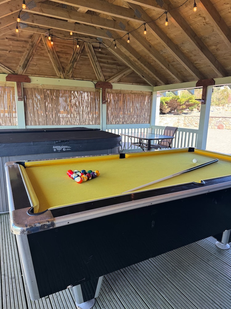 Sleeps 10 - Hot tub - Pool Table - Play Park