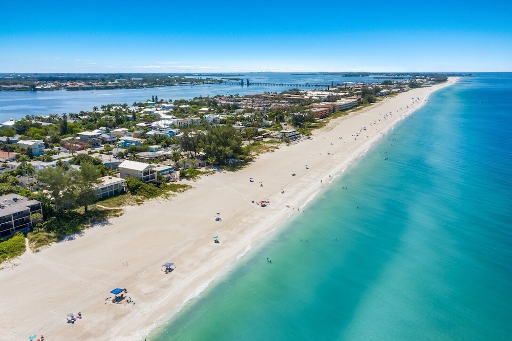 Shell Cove 106 2 Bedroom Condo by RedAwning view 4