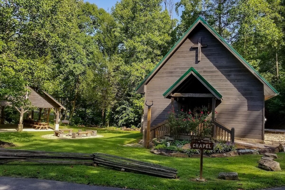 Hillbilly Hideaway 4 Bedroom Cabin