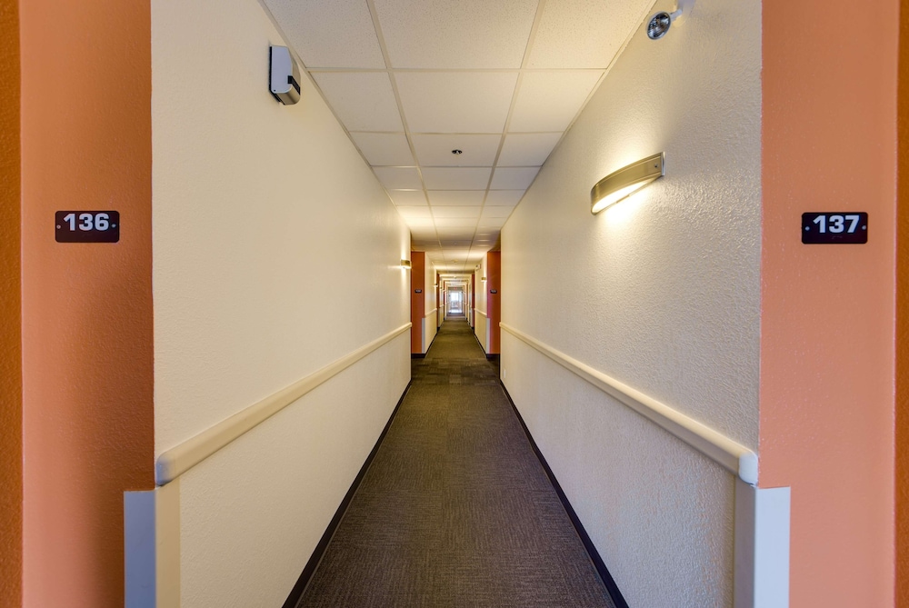 Motel 6 Brampton, ON - Toronto