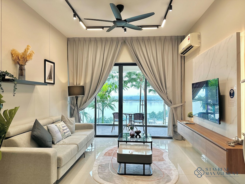 Country Garden Danga Bay Sea View Homestay by Stayrene