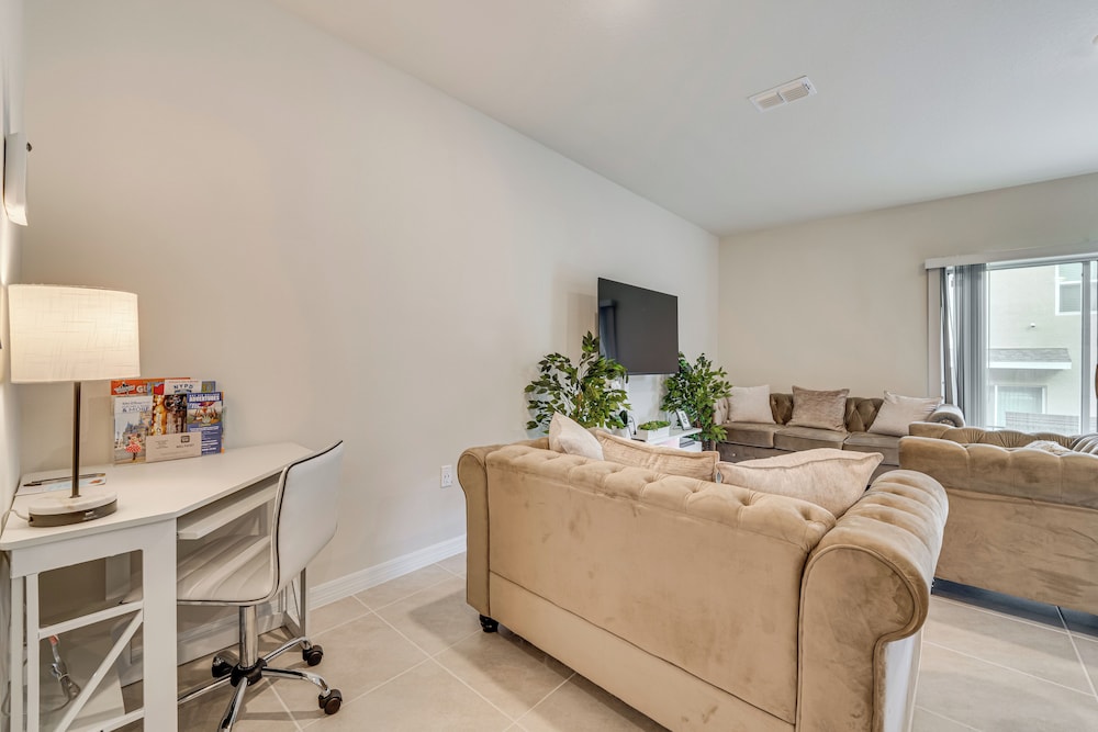 Davenport Home w/ Pool Access & Patio!