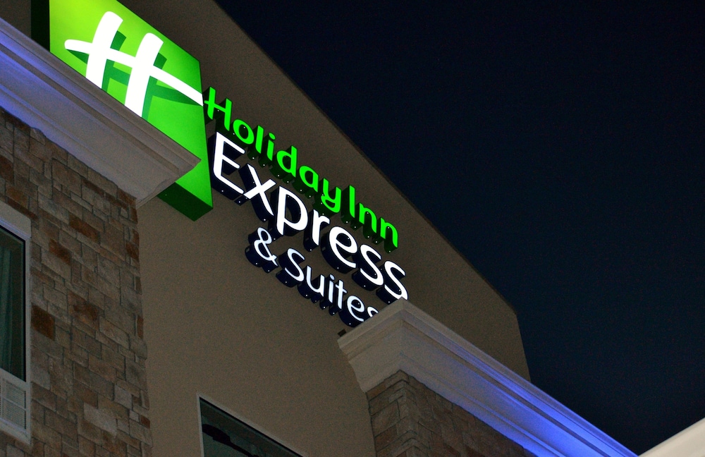 St Joseph Vacations - Holiday Inn Express Hotel  Suites St. Joseph, an IHG Hotel - Property Image 1