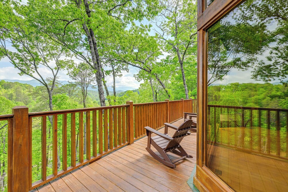 Game Room, Hot Tub & Decks: Scenic Franklin Cabin