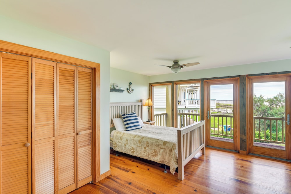 Oceanfront Home w/ Beach Access in Galveston
