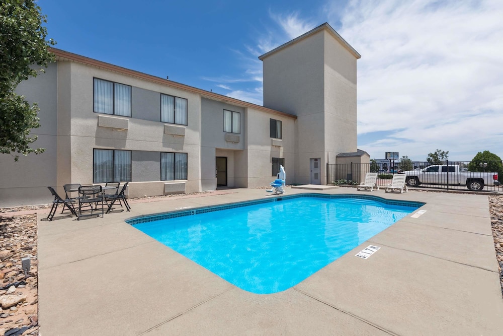 Super 8 by Wyndham Midland view 4