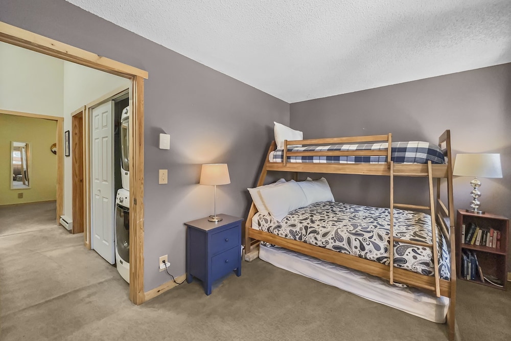 6952 Villamont Townhomes 2br 2ba 3 Bedroom Condo by RedAwning view 5