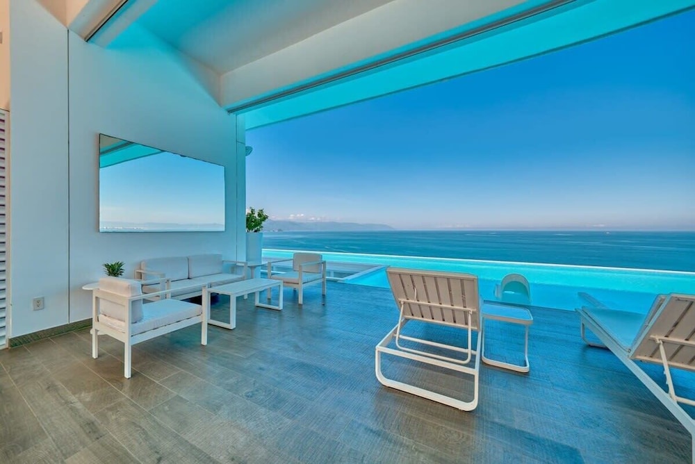 Luxurious 2BR Condo - Amazing Ocean View - Pool