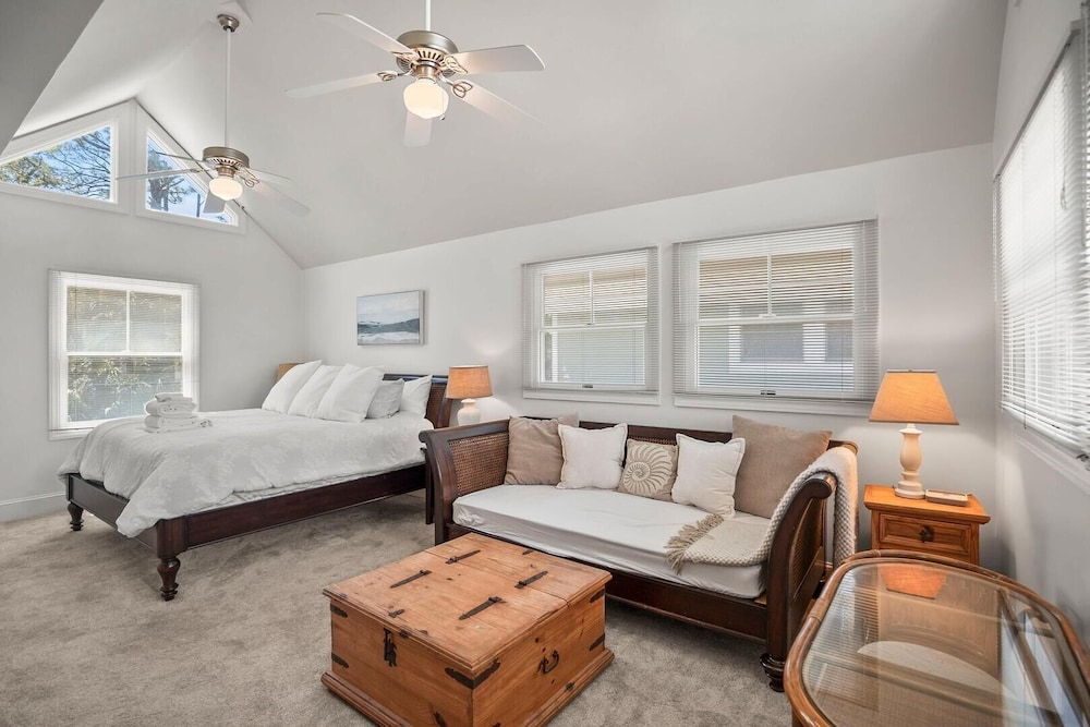 Spacious 7 Bedroom 5.5 Bath on Ocean Creek Golf Course!