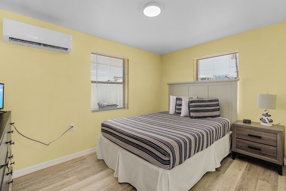 412/815 Tropical Tide Duplex: 4bd, Walk To Times Square! 4 Bedroom Home