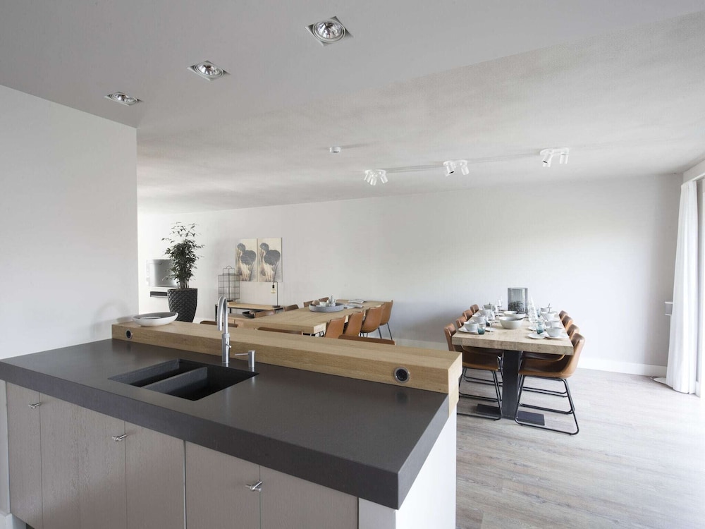 Luxury Villa With Outdoor Kitchen and Lake View view 3