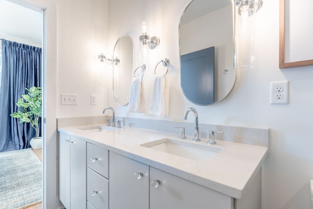 Luxe Group Stay With Hot Tub Rooftop Lounge