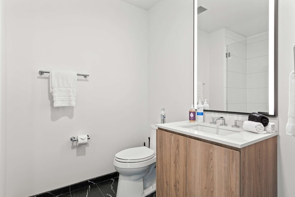 High-rise 65 Fl Apt w Lux Amenities Lake Views